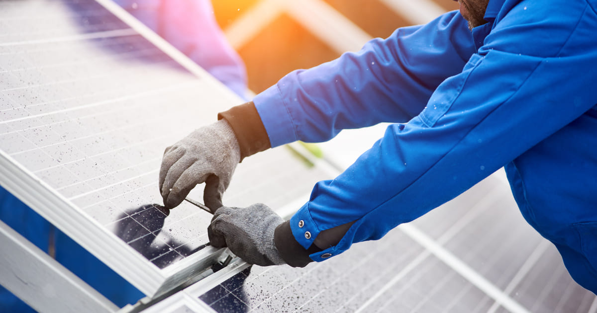 Como é feita a manutenção do painel solar?